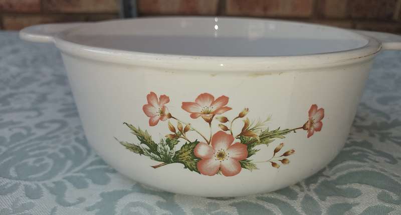 A VINTAGE CORNING WARE FRANCE NUMBER 23 SERVING PORCELAIN BOWL