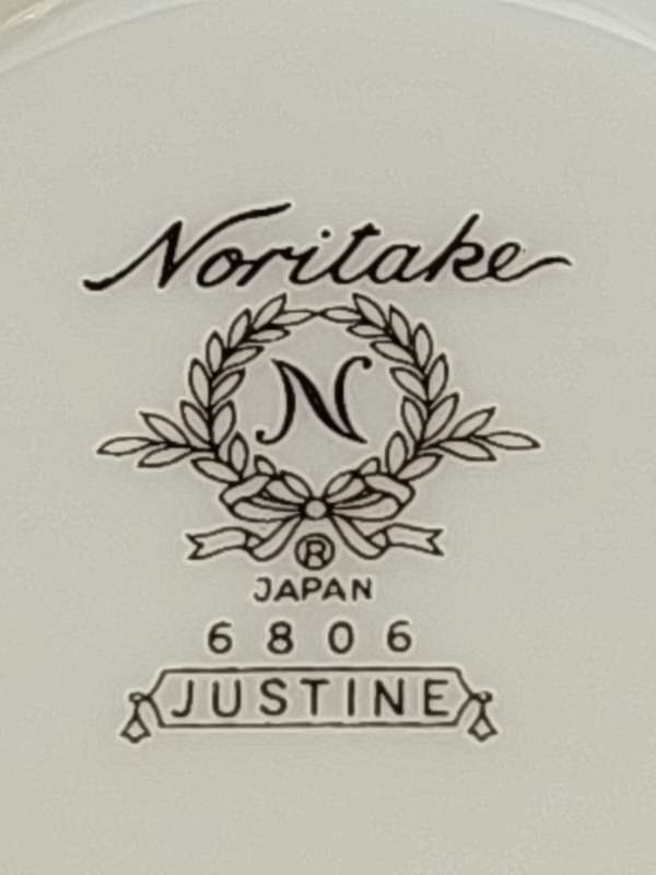 A VINTAGE 27 PIECE NORITAKE  JAPAN 6806 JUSTINE DINNER SET