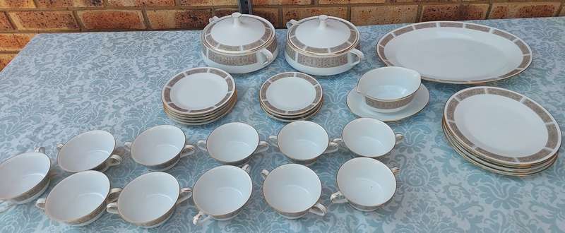 A VINTAGE 27 PIECE NORITAKE  JAPAN 6806 JUSTINE DINNER SET