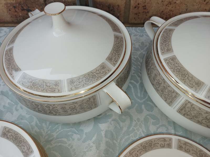 A VINTAGE 27 PIECE NORITAKE  JAPAN 6806 JUSTINE DINNER SET