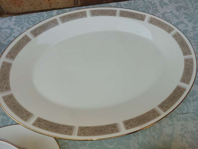A VINTAGE 27 PIECE NORITAKE  JAPAN 6806 JUSTINE DINNER SET