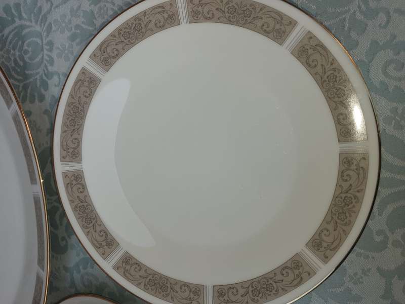 A VINTAGE 27 PIECE NORITAKE  JAPAN 6806 JUSTINE DINNER SET