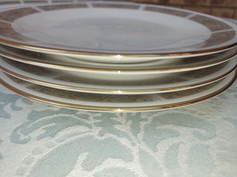 A VINTAGE 27 PIECE NORITAKE  JAPAN 6806 JUSTINE DINNER SET