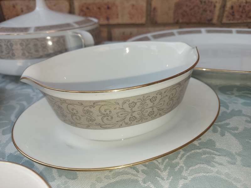 A VINTAGE 27 PIECE NORITAKE  JAPAN 6806 JUSTINE DINNER SET