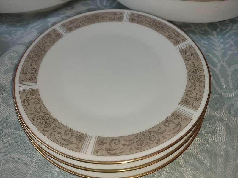 A VINTAGE 27 PIECE NORITAKE  JAPAN 6806 JUSTINE DINNER SET