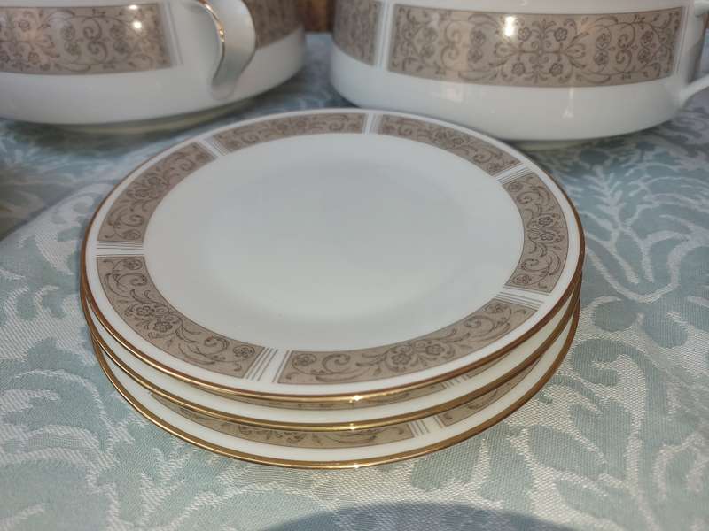 A VINTAGE 27 PIECE NORITAKE  JAPAN 6806 JUSTINE DINNER SET