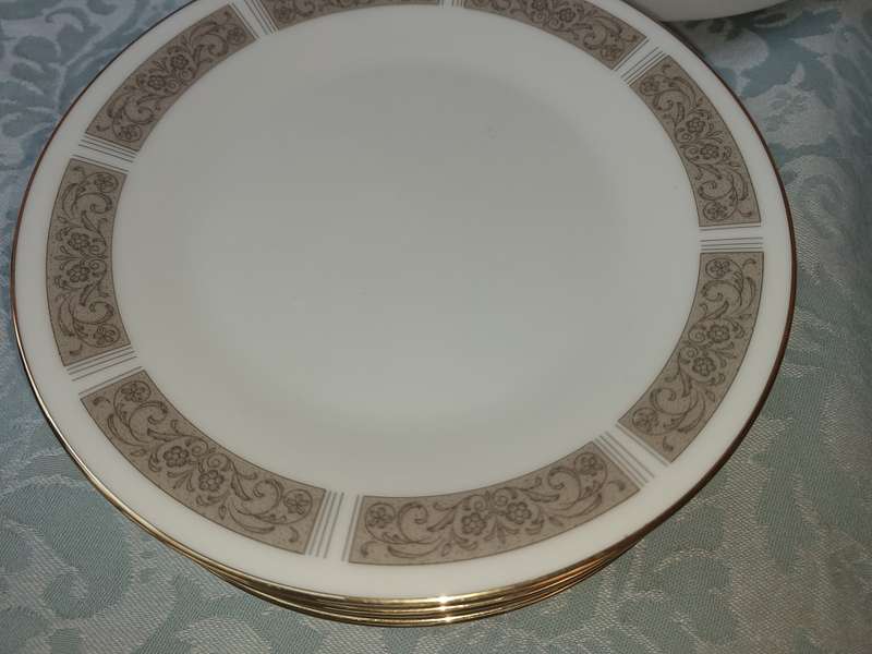 A VINTAGE 27 PIECE NORITAKE  JAPAN 6806 JUSTINE DINNER SET
