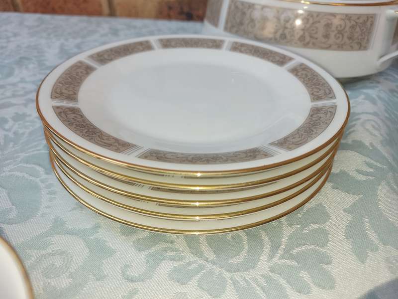 A VINTAGE 27 PIECE NORITAKE  JAPAN 6806 JUSTINE DINNER SET
