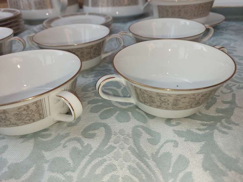 A VINTAGE 27 PIECE NORITAKE  JAPAN 6806 JUSTINE DINNER SET