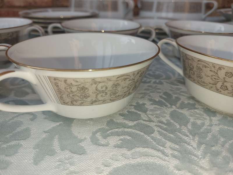 A VINTAGE 27 PIECE NORITAKE  JAPAN 6806 JUSTINE DINNER SET