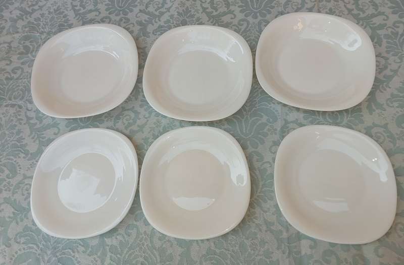 A SIX-PIECE PURE WHITE GLASS SOUP BOWL AND BASE PLATES