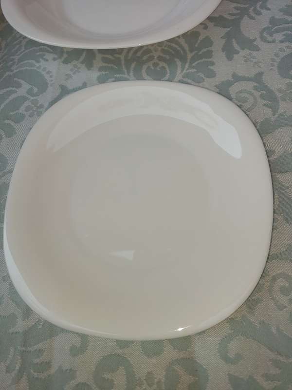 A SIX-PIECE PURE WHITE GLASS SOUP BOWL AND BASE PLATES