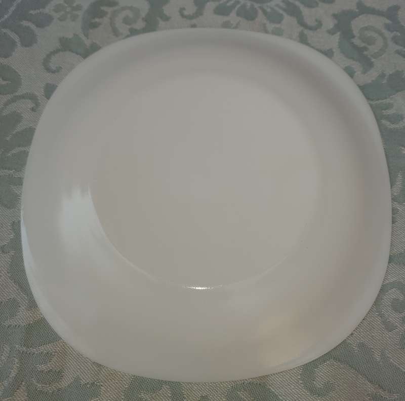 A SIX-PIECE PURE WHITE GLASS SOUP BOWL AND BASE PLATES