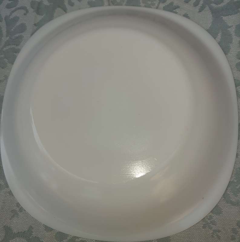 A SIX-PIECE PURE WHITE GLASS SOUP BOWL AND BASE PLATES