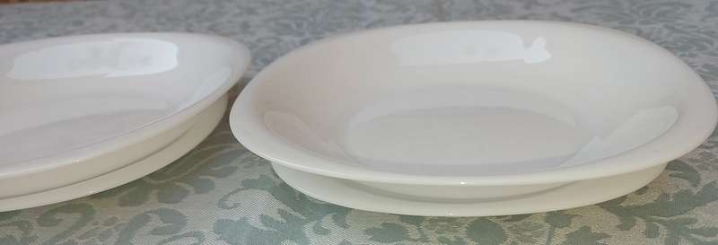A SIX-PIECE PURE WHITE GLASS SOUP BOWL AND BASE PLATES