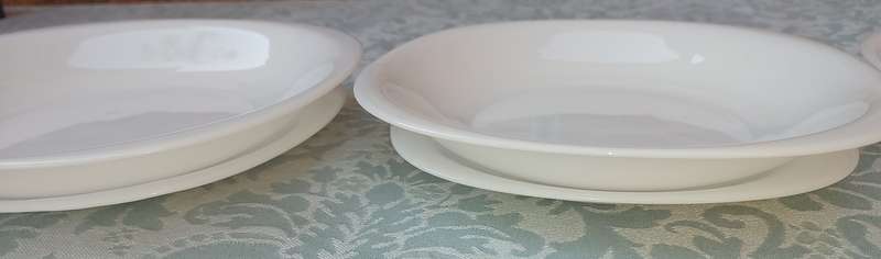 A SIX-PIECE PURE WHITE GLASS SOUP BOWL AND BASE PLATES