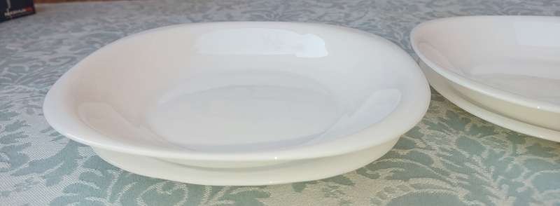 A SIX-PIECE PURE WHITE GLASS SOUP BOWL AND BASE PLATES