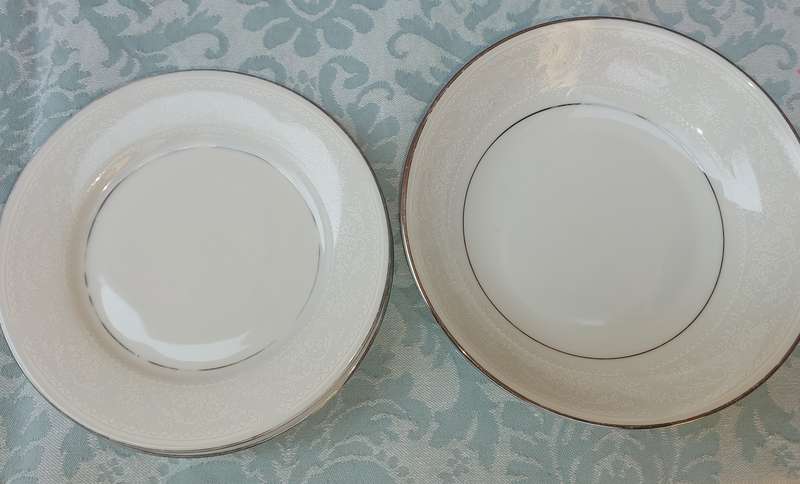 A VINTAGE 4 PIECE EETRITE FINE CHINA BRIDAL 8605 SET