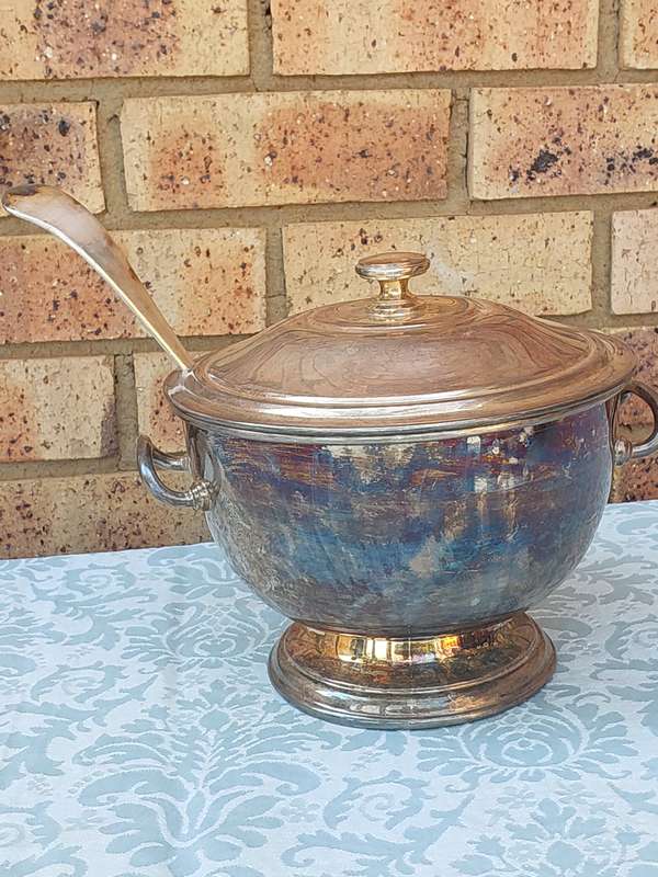 AN ANTIQUE EPNS SOUP TUREEN WITH THE LID AND LADEL