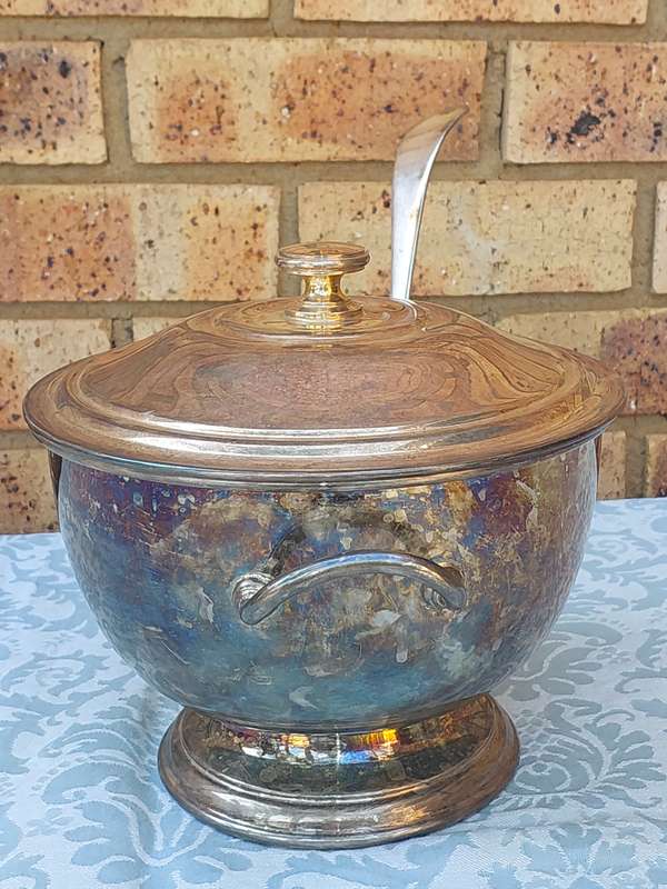 AN ANTIQUE EPNS SOUP TUREEN WITH THE LID AND LADEL