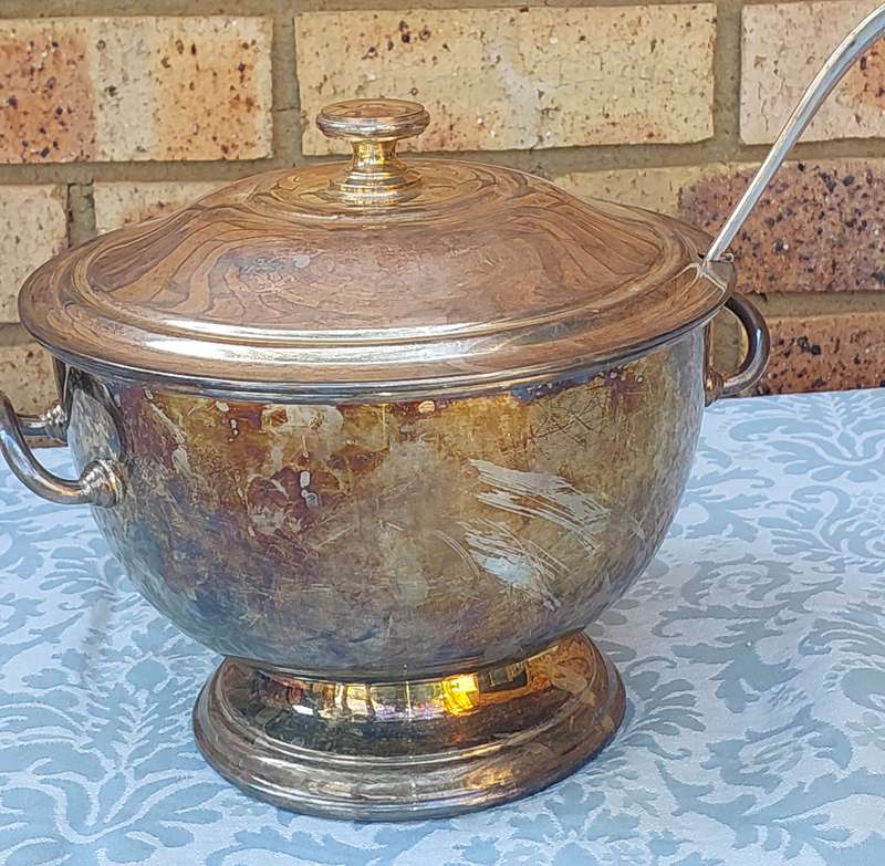 AN ANTIQUE EPNS SOUP TUREEN WITH THE LID AND LADEL