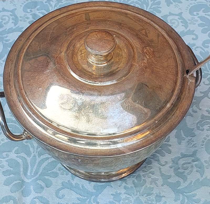 AN ANTIQUE EPNS SOUP TUREEN WITH THE LID AND LADEL