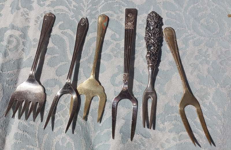 A COLLECTION OF JOBLOT ANTIQUE FORKS