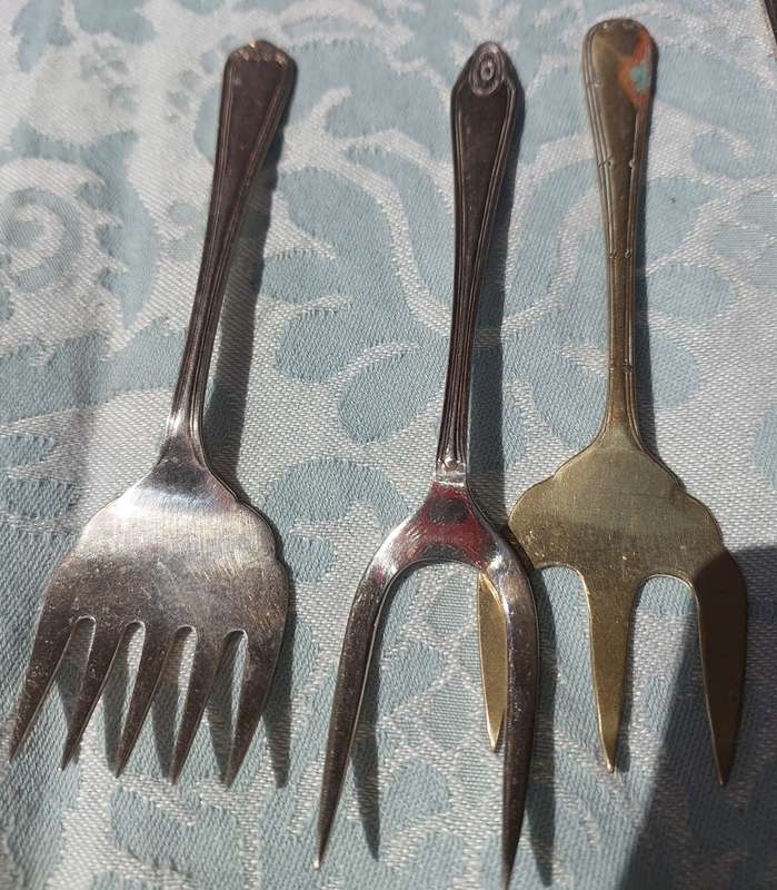 A COLLECTION OF JOBLOT ANTIQUE FORKS