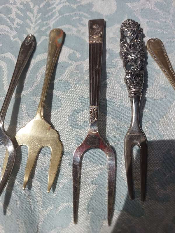 A COLLECTION OF JOBLOT ANTIQUE FORKS