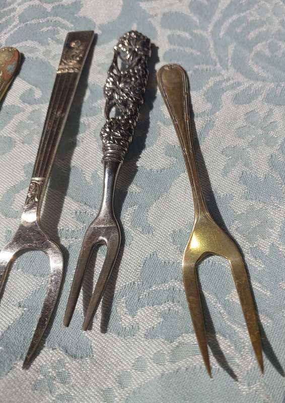 A COLLECTION OF JOBLOT ANTIQUE FORKS