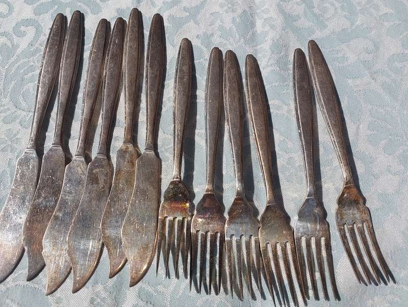 A VINTAGE JOBLOT FISH KNIFE AND FORK CUTLERY