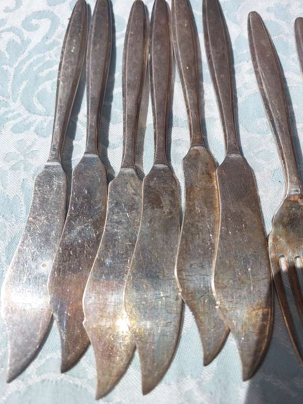 A VINTAGE JOBLOT FISH KNIFE AND FORK CUTLERY