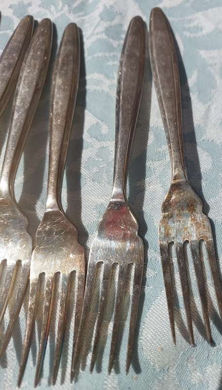 A VINTAGE JOBLOT FISH KNIFE AND FORK CUTLERY