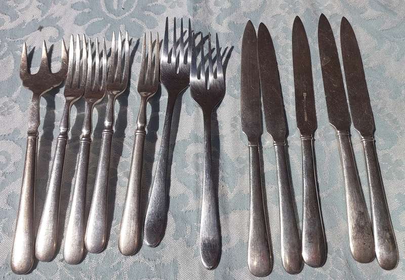 A COLLECTION OF S/S CUTLERY SOLD AS IS