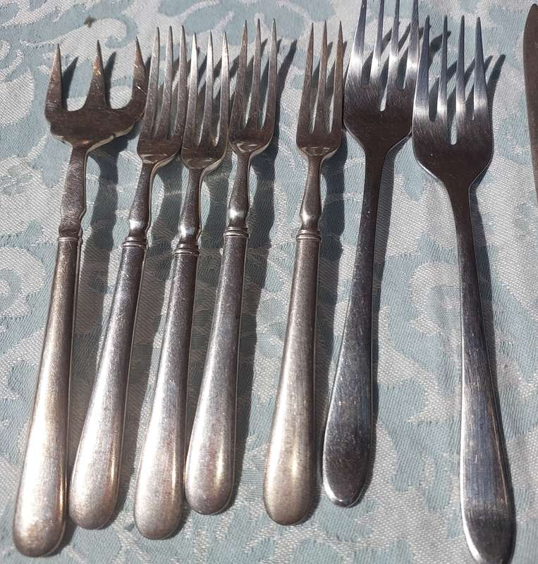 A COLLECTION OF S/S CUTLERY SOLD AS IS