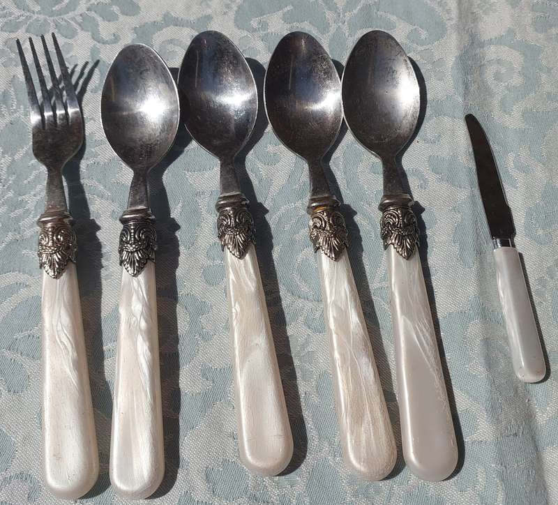 A COLLECTION OF MOTHER OF PEARL CUTLERY PLASTIC HANDLES