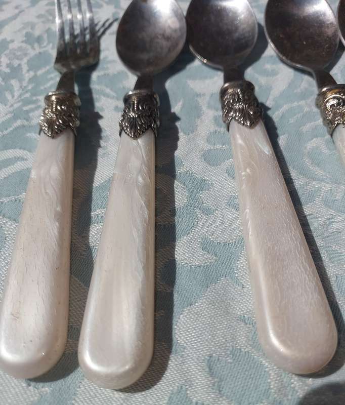 A COLLECTION OF MOTHER OF PEARL CUTLERY PLASTIC HANDLES