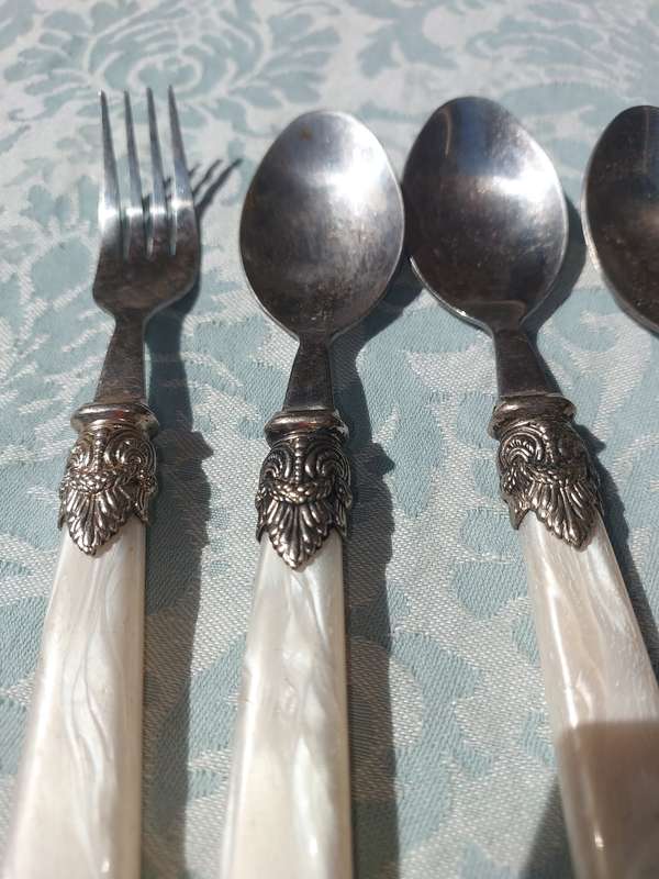 A COLLECTION OF MOTHER OF PEARL CUTLERY PLASTIC HANDLES