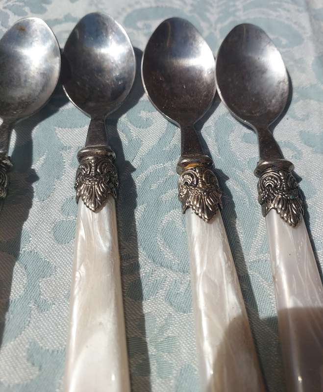 A COLLECTION OF MOTHER OF PEARL CUTLERY PLASTIC HANDLES