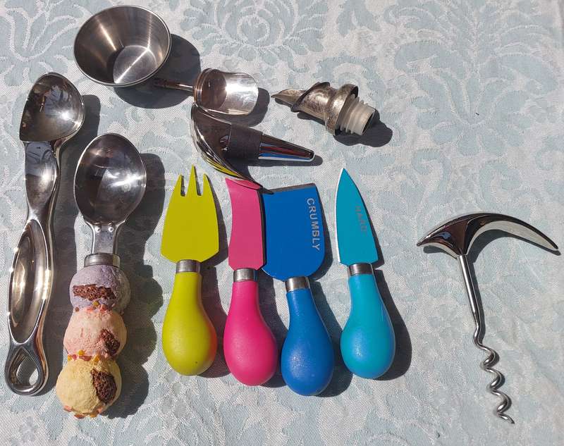 A COLLECTION OF CUTLERY SOLD AS IS