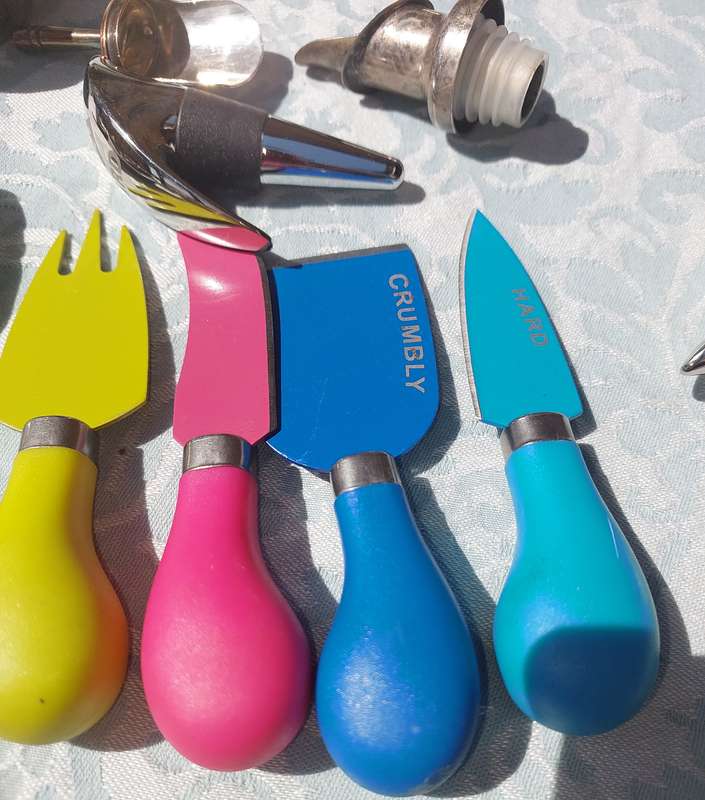 A COLLECTION OF CUTLERY SOLD AS IS