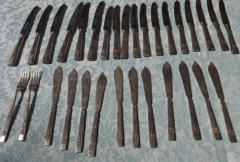 A 31 PIECE JOBLOT CUTLERY SOLD AS IS