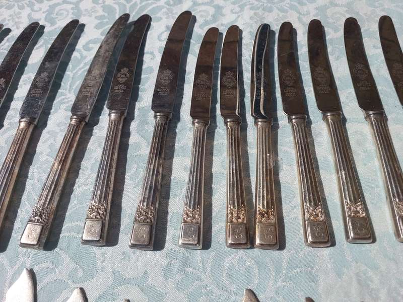 A 31 PIECE JOBLOT CUTLERY SOLD AS IS