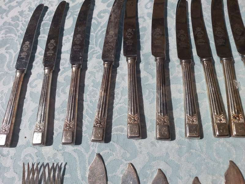 A 31 PIECE JOBLOT CUTLERY SOLD AS IS