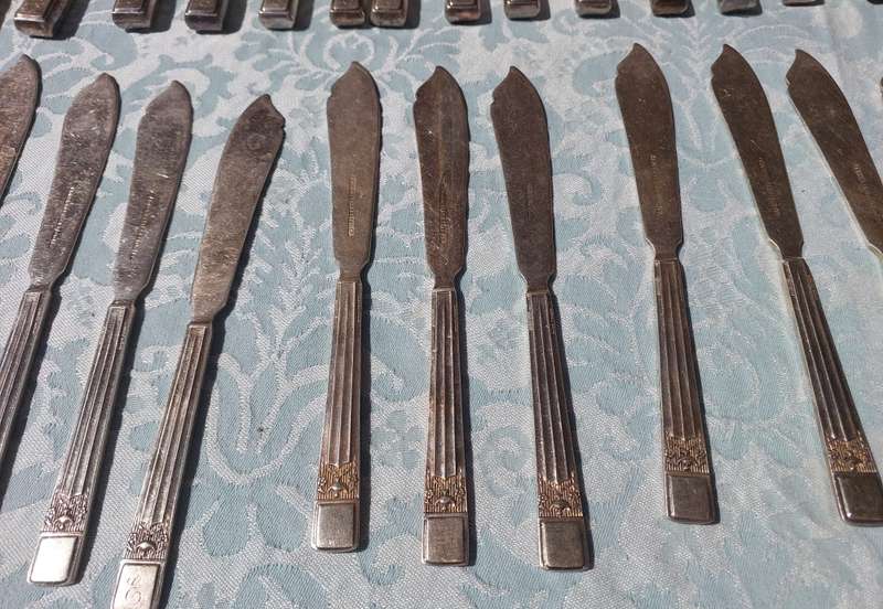 A 31 PIECE JOBLOT CUTLERY SOLD AS IS