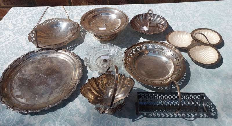 AN ANTIQUE JOBLOT SLIVER PLATED AND EPNS SERVING UTENSILS