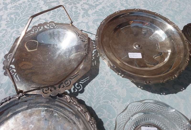 AN ANTIQUE JOBLOT SLIVER PLATED AND EPNS SERVING UTENSILS