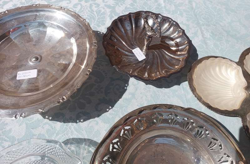 AN ANTIQUE JOBLOT SLIVER PLATED AND EPNS SERVING UTENSILS