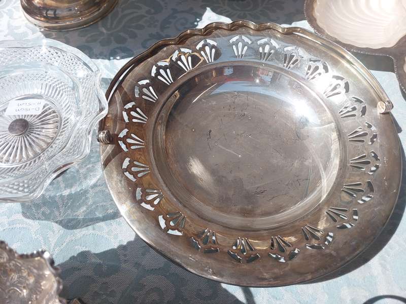 AN ANTIQUE JOBLOT SLIVER PLATED AND EPNS SERVING UTENSILS