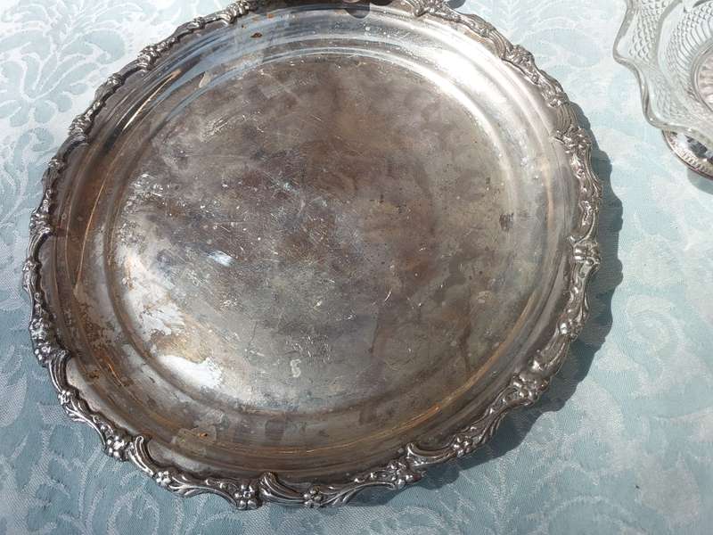 AN ANTIQUE JOBLOT SLIVER PLATED AND EPNS SERVING UTENSILS